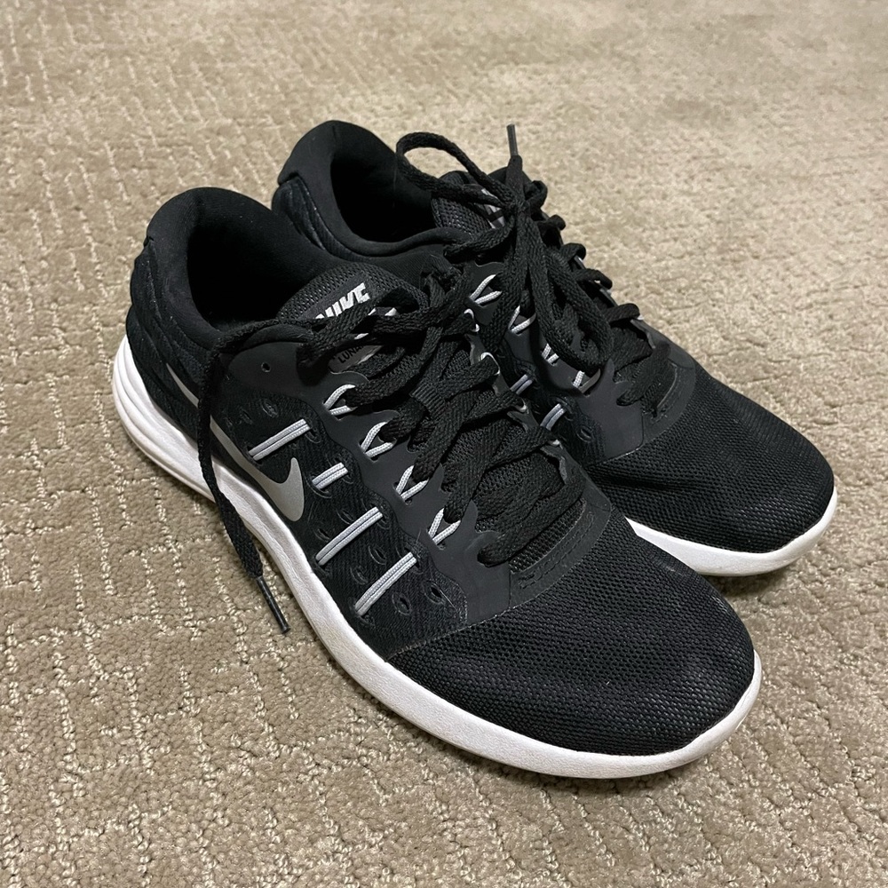Women’s black Nike shoes size 7
